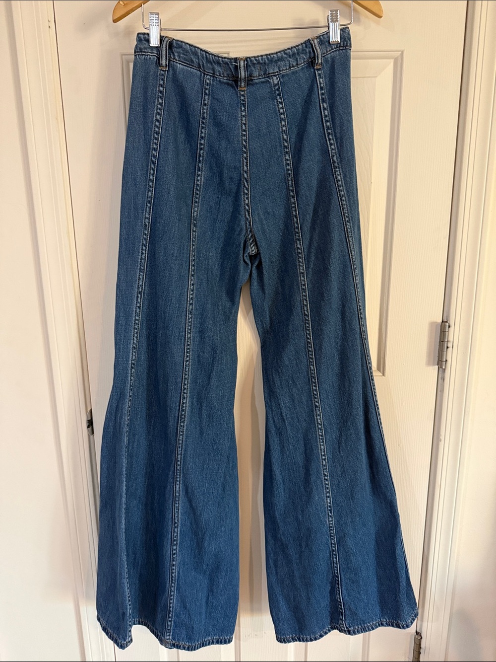 FREE PEOPLE Very Rare Like New Super Wide Leg flare Jeans in Medium Wash 4 - Picture 4 of 5